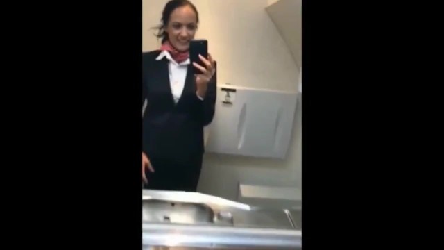 Прямо в самолете стюардесса заставила себя кончить от мастурбации